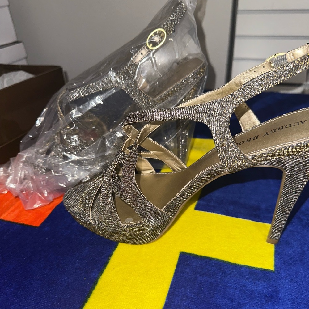 SZ 10 Silver/Bronze/Gold. Really comfortable!!! Heel is about 2 1/2 to 3 inches.
